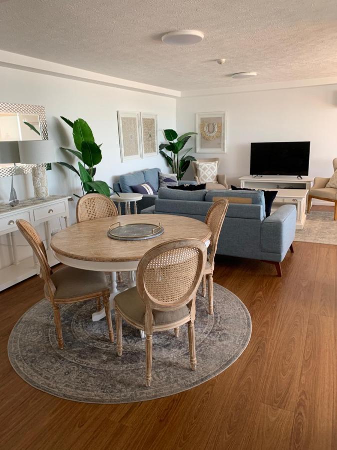 Pacific Regis Beachfront Holiday Apartments Gold Coast Exterior photo